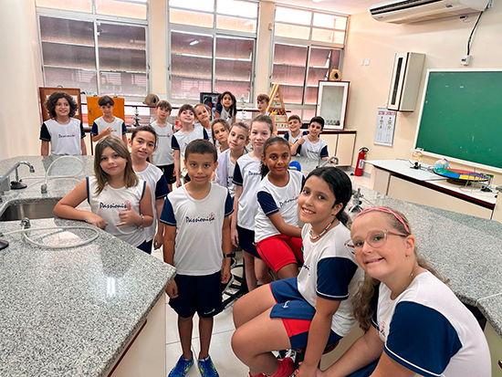 Dia de conhecer o laborat�rio de ci�ncias - 4� Ano. Col�gio Passionista Jo�o XXIII
