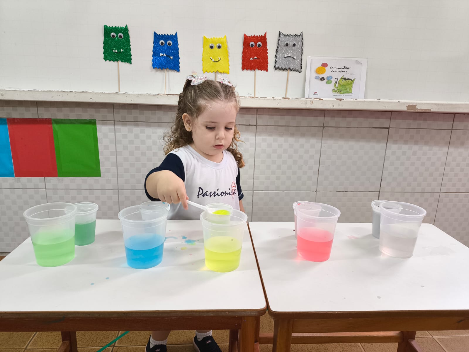 O Monstrinhos das Cores - Maternal I B Col�gio Passionista Jo�o XXIII