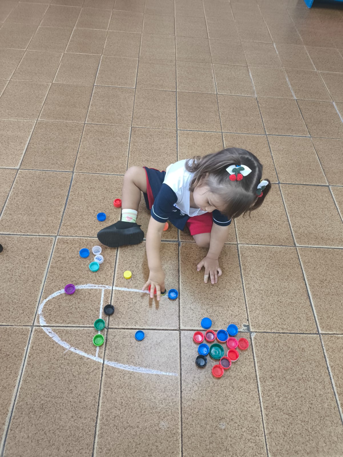 Brincando com giz e tampinhas - Maternal I B Col�gio Passionista Jo�o XXIII