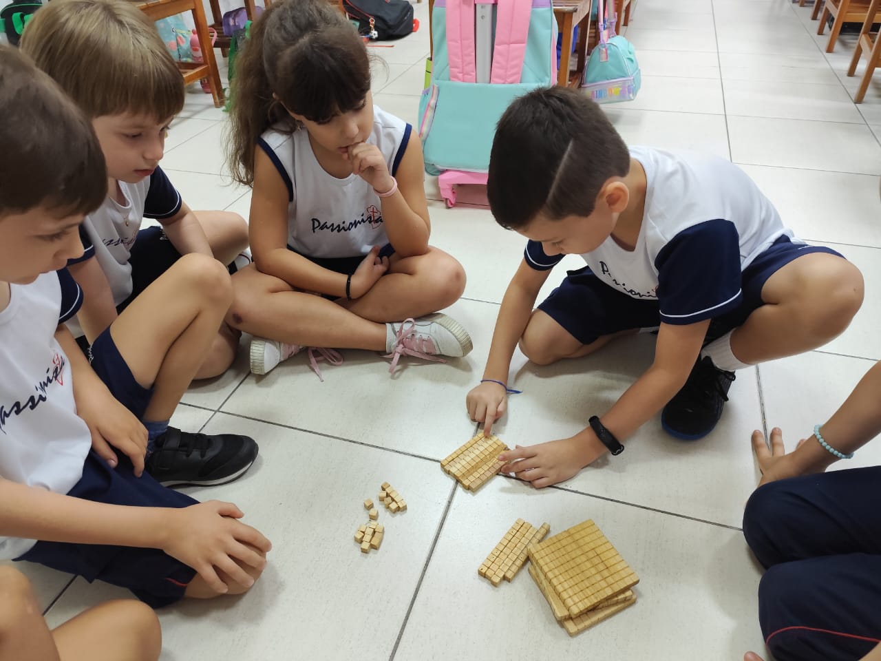 Aula pr�tica com o material dourado - 2� A Col�gio Passionista Jo�o XXIII