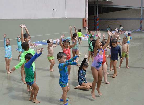 Banho de Mangueira - Vespertino Col�gio Passionista Jo�o XXIII