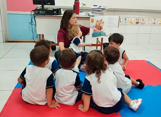 Pintura com papel alum�nio - Maternal A e C Col�gio Passionista Jo�o XXIII