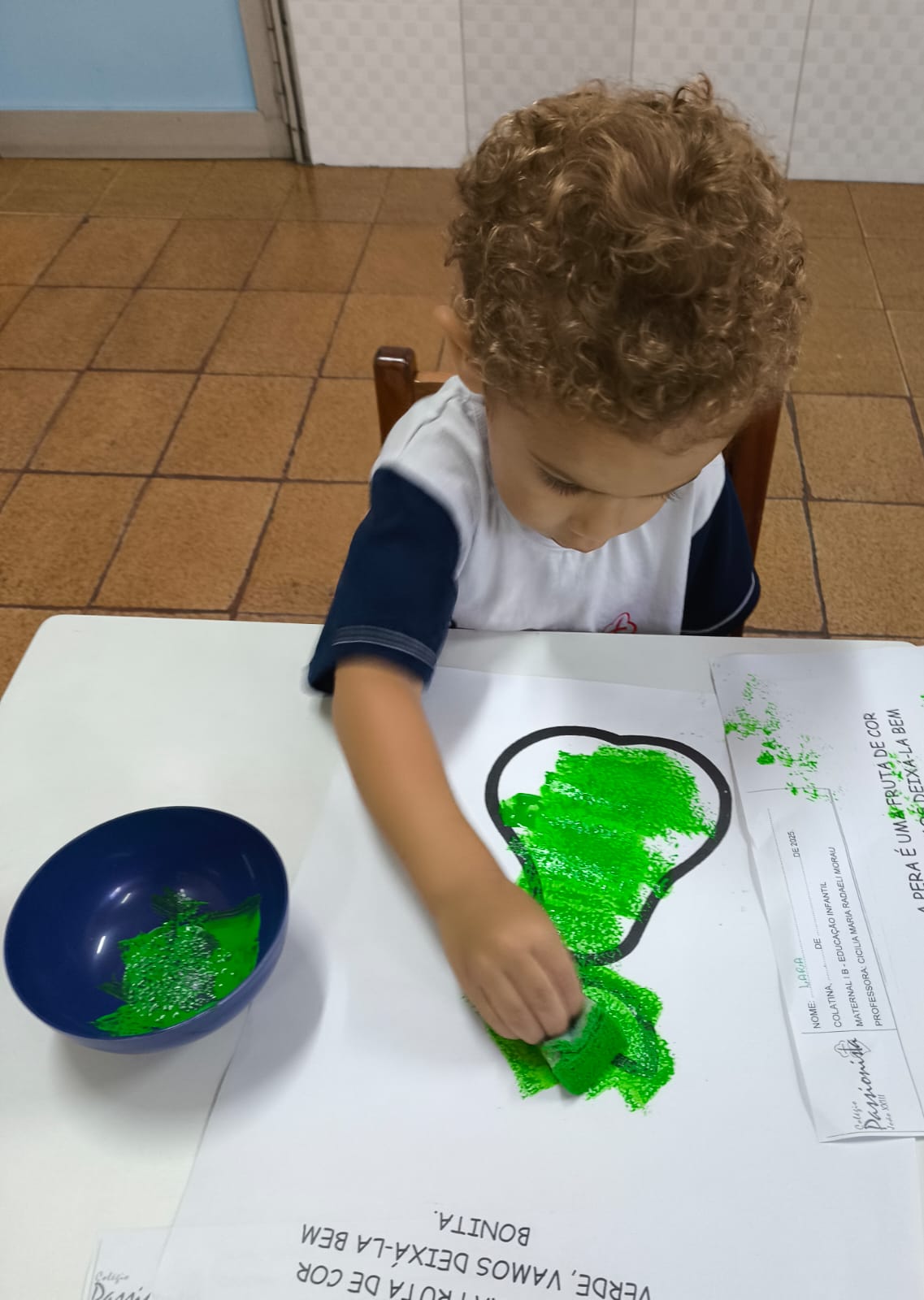 Hoje o Maternal I B pintou utilizando a t�cnica da Bruchinha Col�gio Passionista Jo�o XXIII