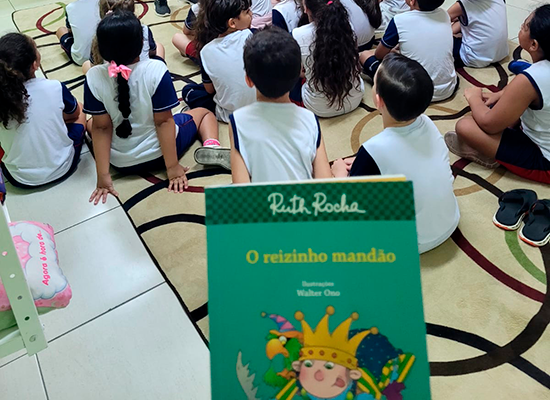 Leitura coletiva e dramatiza��o do Livro O Reizinho Mand�o (Ruth Rocha). Col�gio Passionista Jo�o XXIII