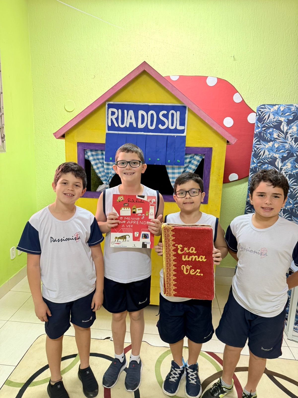 Momentos de leitura na biblioteca, nossos alunos do 3� ano explorando o livro: O menino que aprendeu a ver, de Ruth Rocha, e registrando suas descobertas na ficha liter�ria. Col�gio Passionista Jo�o XXIII