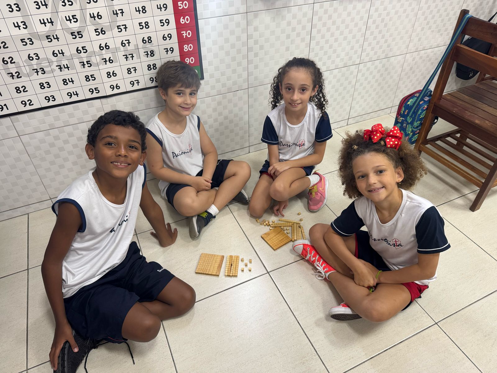 Trabalhando com Material Dourado - 2� B Col�gio Passionista Jo�o XXIII