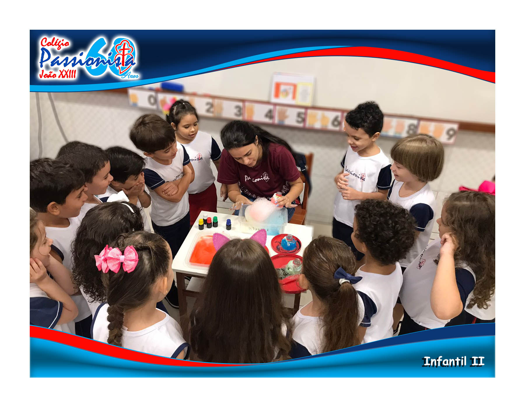 Brincando e aprendendo sobre �gua (water) e cores (colors). Col�gio Passionista Jo�o XXIII