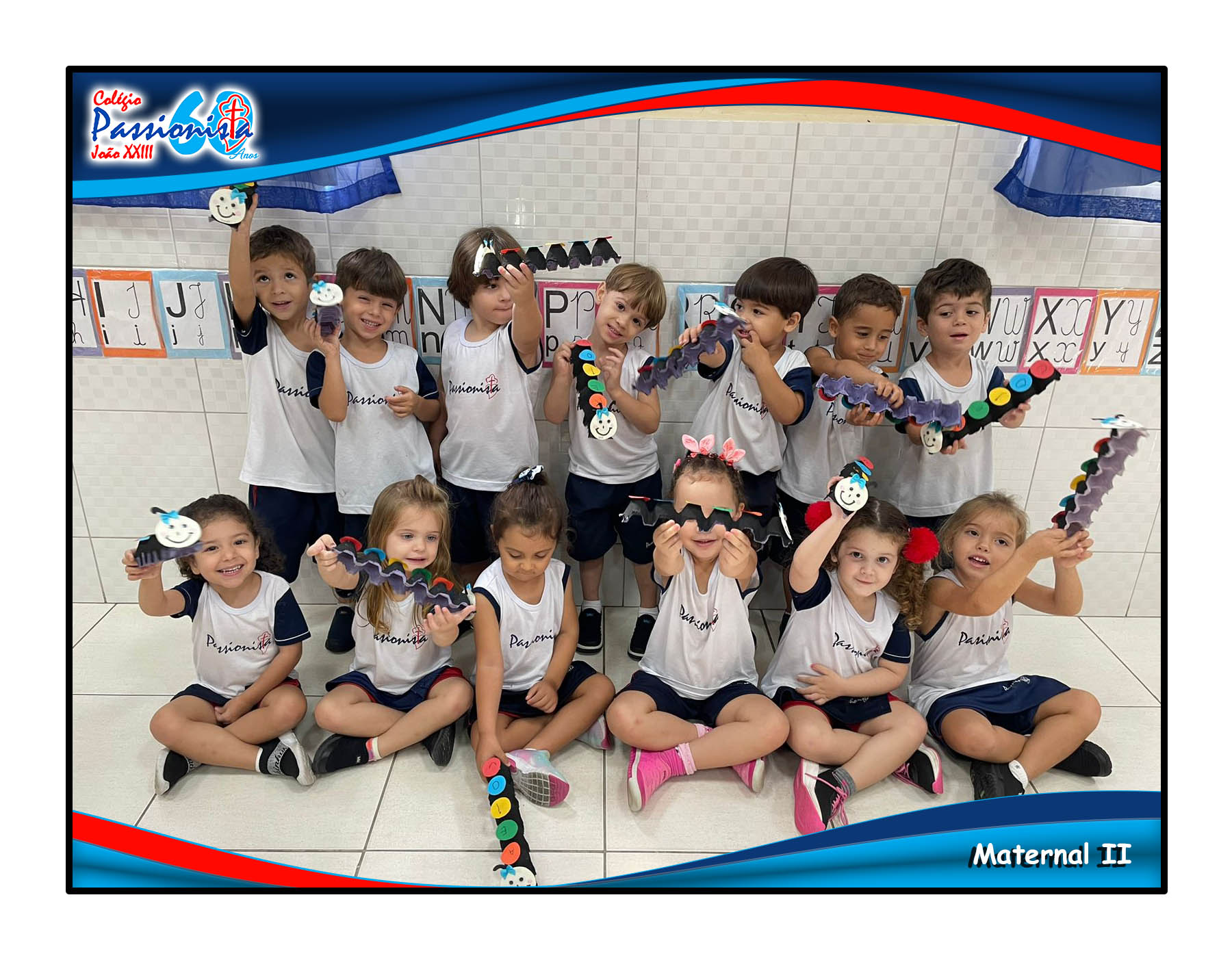 A Dona Centopeia passou no maternal 2 ensinando as vogais. Col�gio Passionista Jo�o XXIII