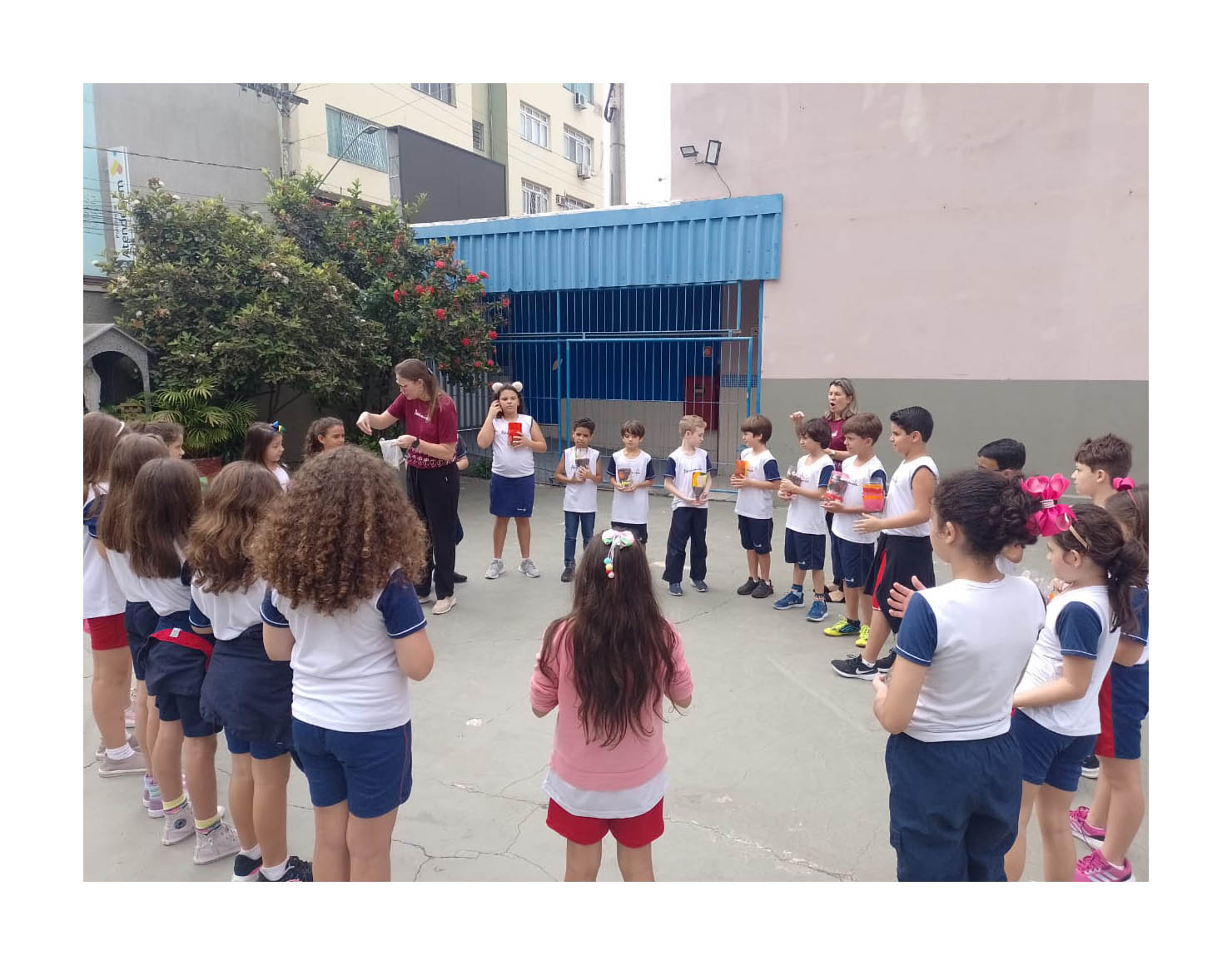 Regadores e Vasos de Plantas com Materiais Recicl�veis Col�gio Passionista Jo�o XXIII