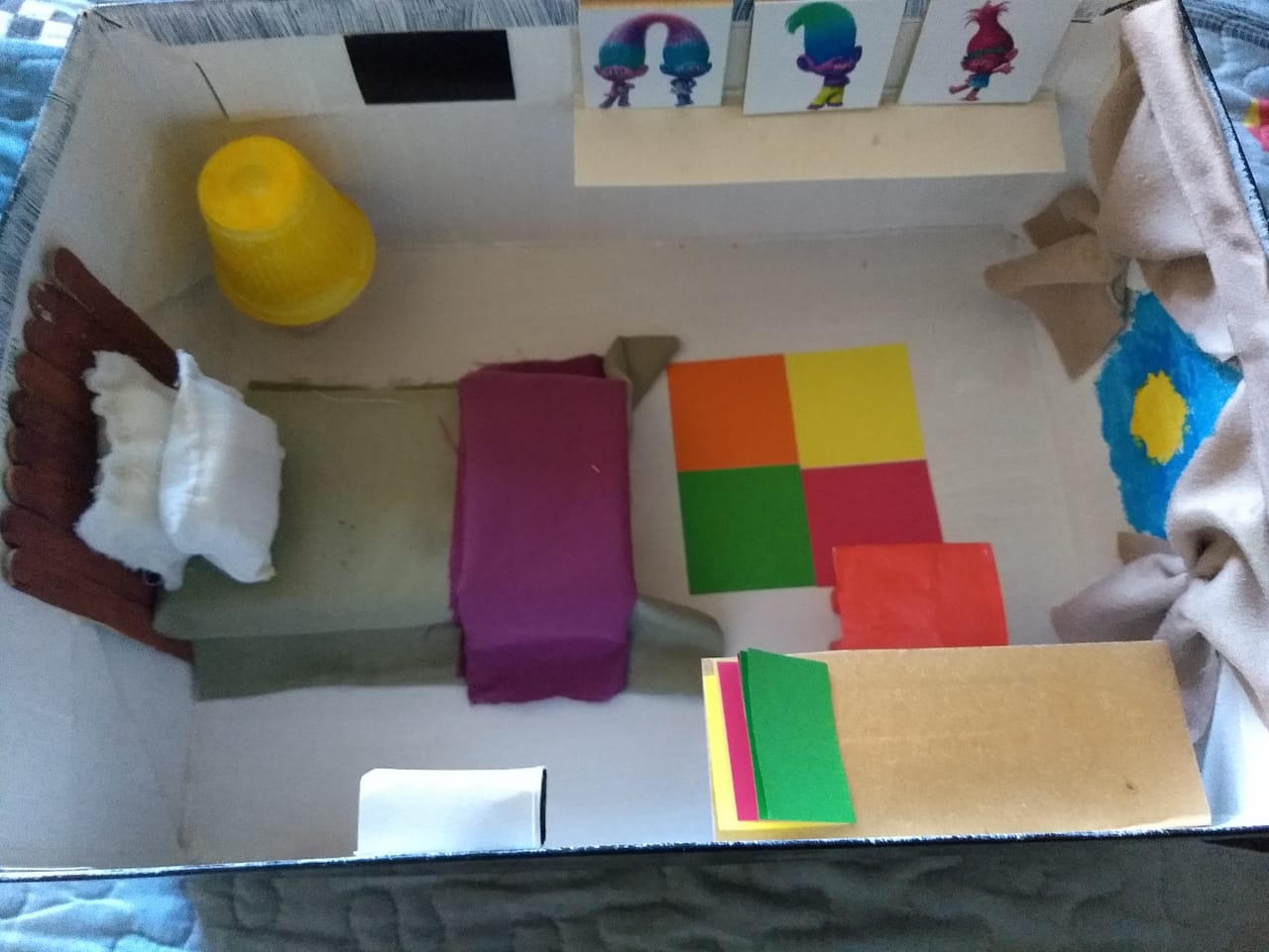 Primeiros anos estudando sobre moradia. Fizeram uma maquete de um dos c�modos de sua casa. Col�gio Passionista Jo�o XXIII