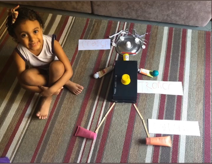 Confec��o do corpo humano com sucatas - Infantil I Col�gio Passionista Jo�o XXIII