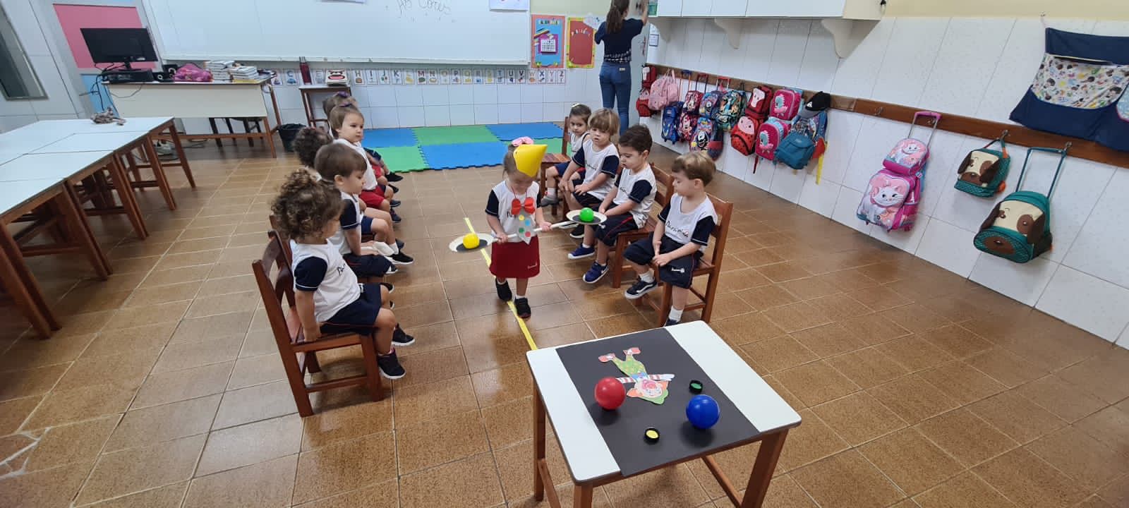 Os palhacinhos equilibristas Col�gio Passionista Jo�o XXIII